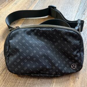 Lululemon Everywhere Belt Bag 1L in Mirrorify Reflective Black / Black